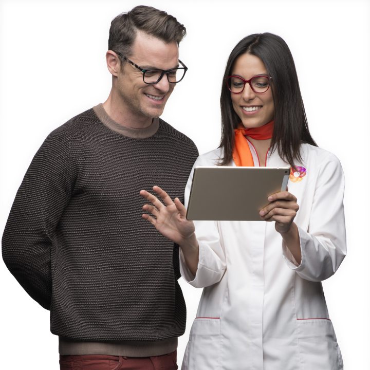 Óptico a recomendar óculos para vista cansada a um homem