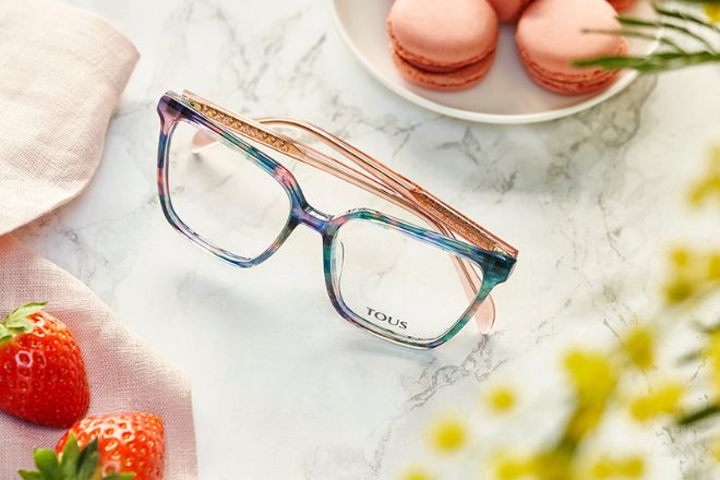 foto primaveral com uns &oacute;culos Tous, morangos e umas bolachas