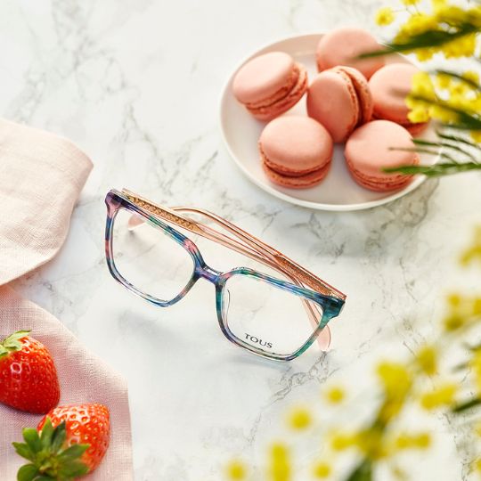 foto primaveral com uns &oacute;culos Tous, morangos e umas bolachas