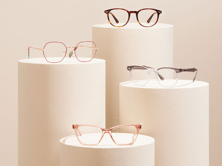 imagen de 4 arma&ccedil;&otilde;es de &oacute;culos graduados em pedestais