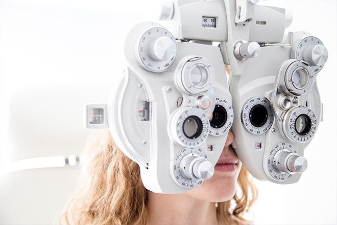 Mulher a realizar um teste de miopia