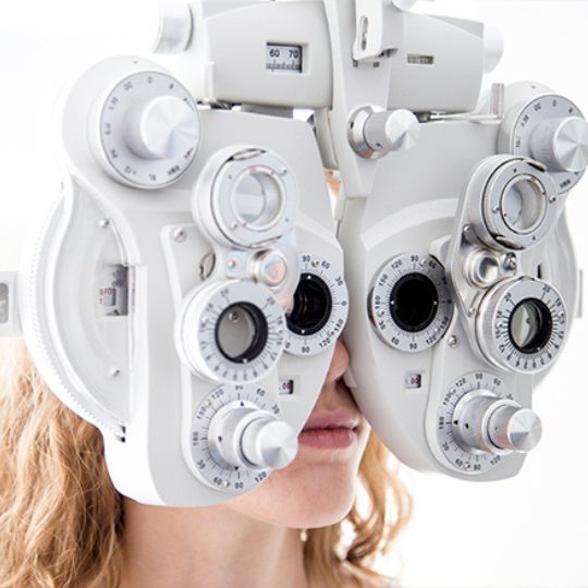 Mulher a realizar um teste de miopia