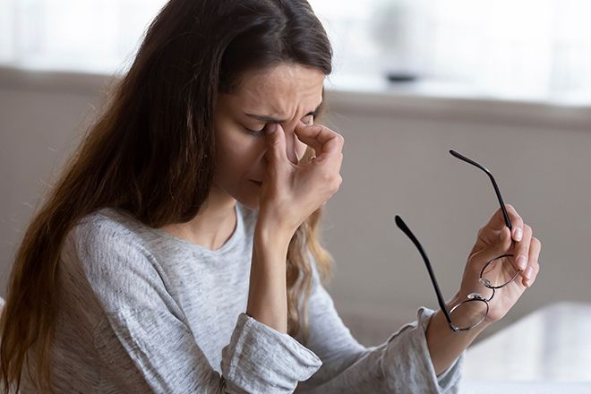 Mulher com dor de cabe&ccedil;a devido &agrave; miopia