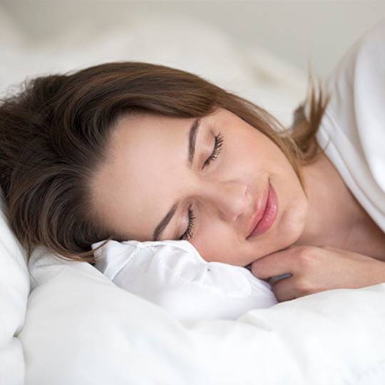 Mulher a dormir com lentes de contacto noturnas