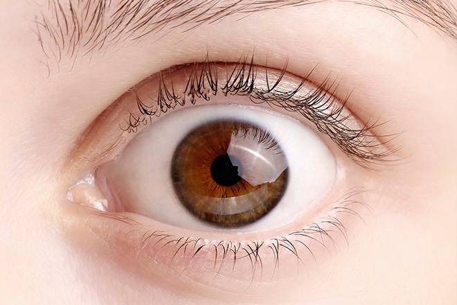 Exame do olho para um tratamento de ortoqueratologia