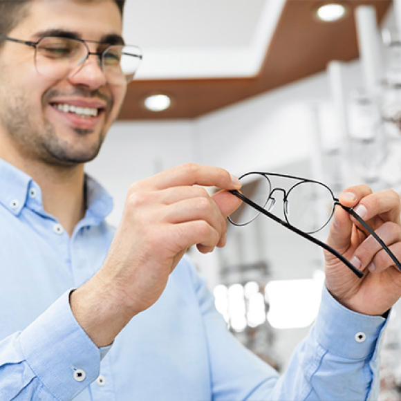 Homem jovem com óculos de lentes progressivas