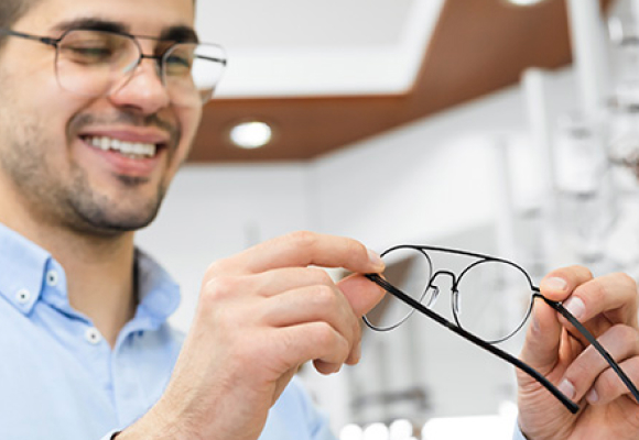Homem jovem com óculos de lentes progressivas