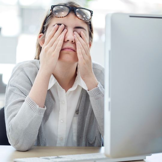 mulher com cefaleia devido a uma PIO elevada