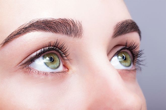 Primeiro plano dos olhos verdes de uma mulher