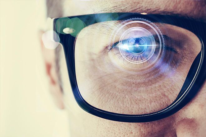 Olho de um homem numa retinografia