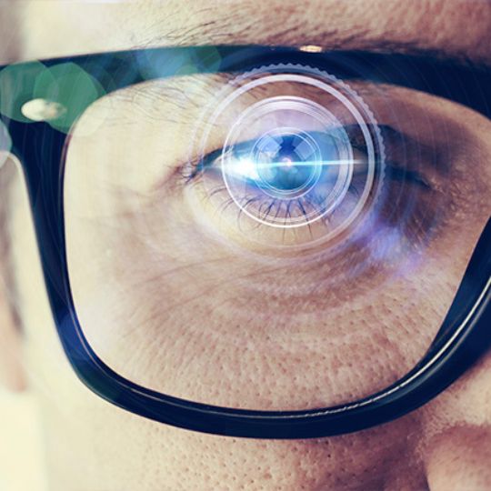 Olho de um homem numa retinografia