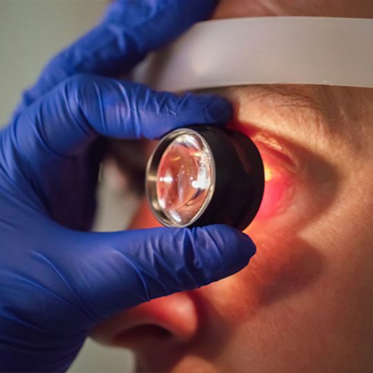 &Oacute;ptico a rever um fundo ocular