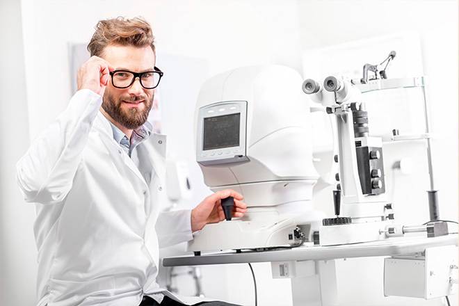 Optometrista preparado para realizar exames oculares