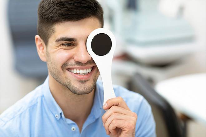 Homem num reconhecimento ótico