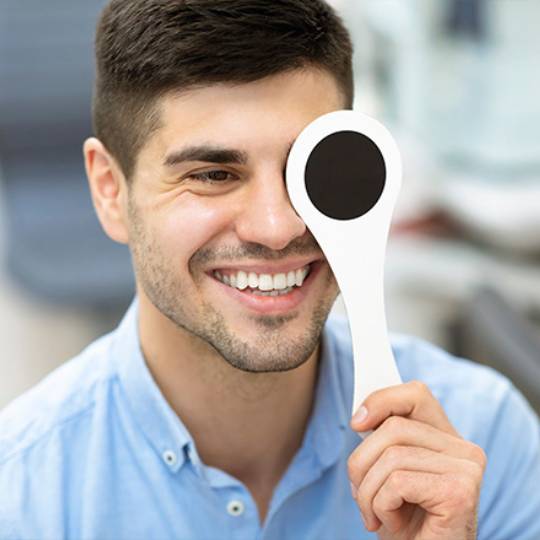Homem num reconhecimento ótico