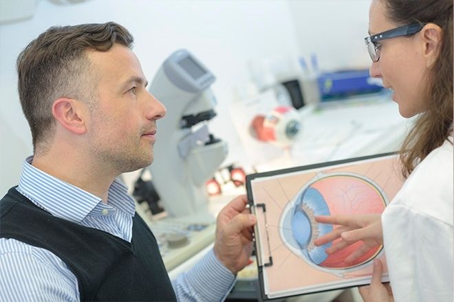 Oftalmologista a explicar a um homem o que &eacute; a tens&atilde;o ocular