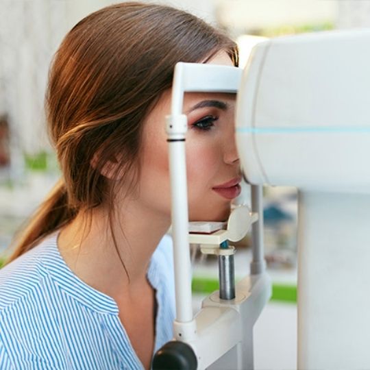 Mulher a quem est&atilde;o a realizar uma tonometria