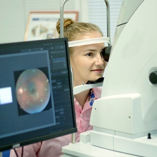 Mulher durante um exame para medir a tens&atilde;o ocular