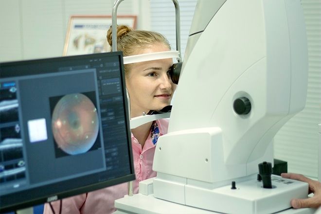 Mulher durante um exame para medir a tens&atilde;o ocular