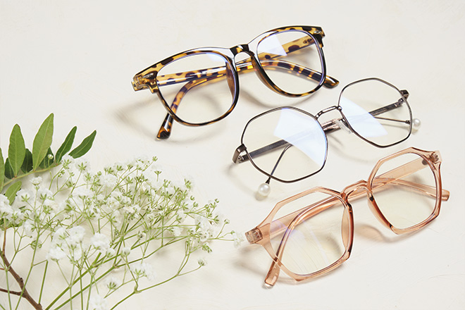 Três pares de óculos com lentes graduadas