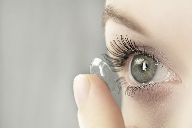 Mulher com lentes de contacto de ortoqueratologia