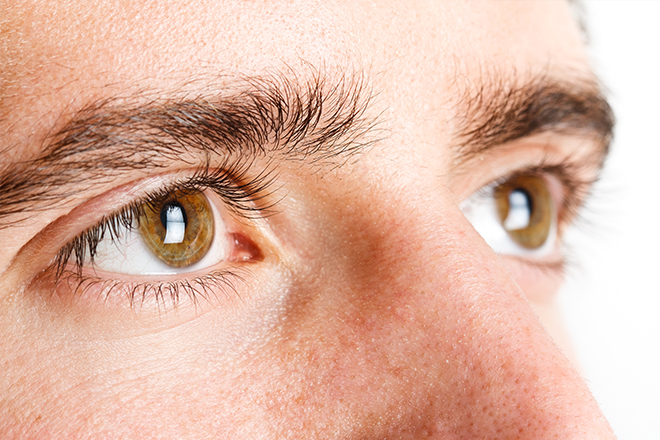 Grande plano dos olhos de um homem