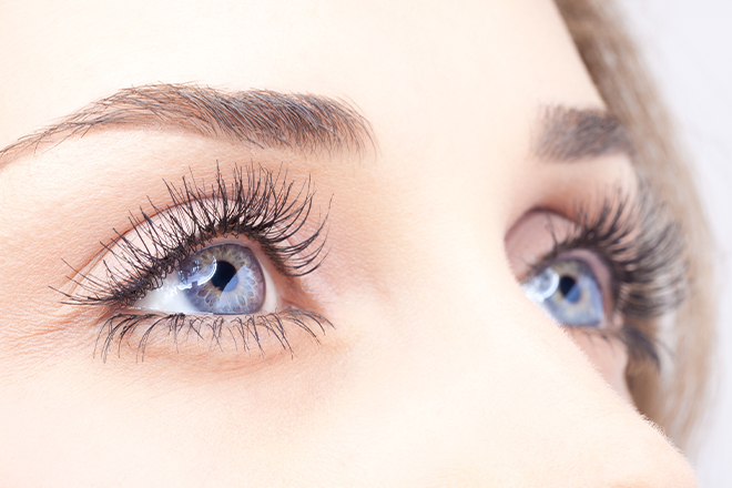 Grande plano dos olhos de uma mulher