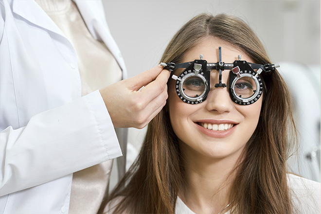 Mulher com óculos para graduar a visão